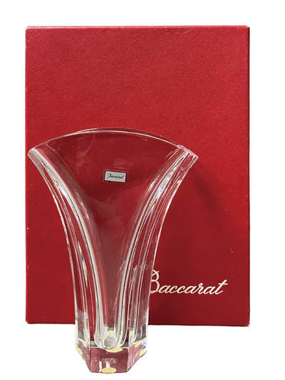 上海拍卖行2025年秋季古董珍玩拍卖会 - 法国Bcaccrat"盛开"水晶花瓶(H:18cm,原装盒)