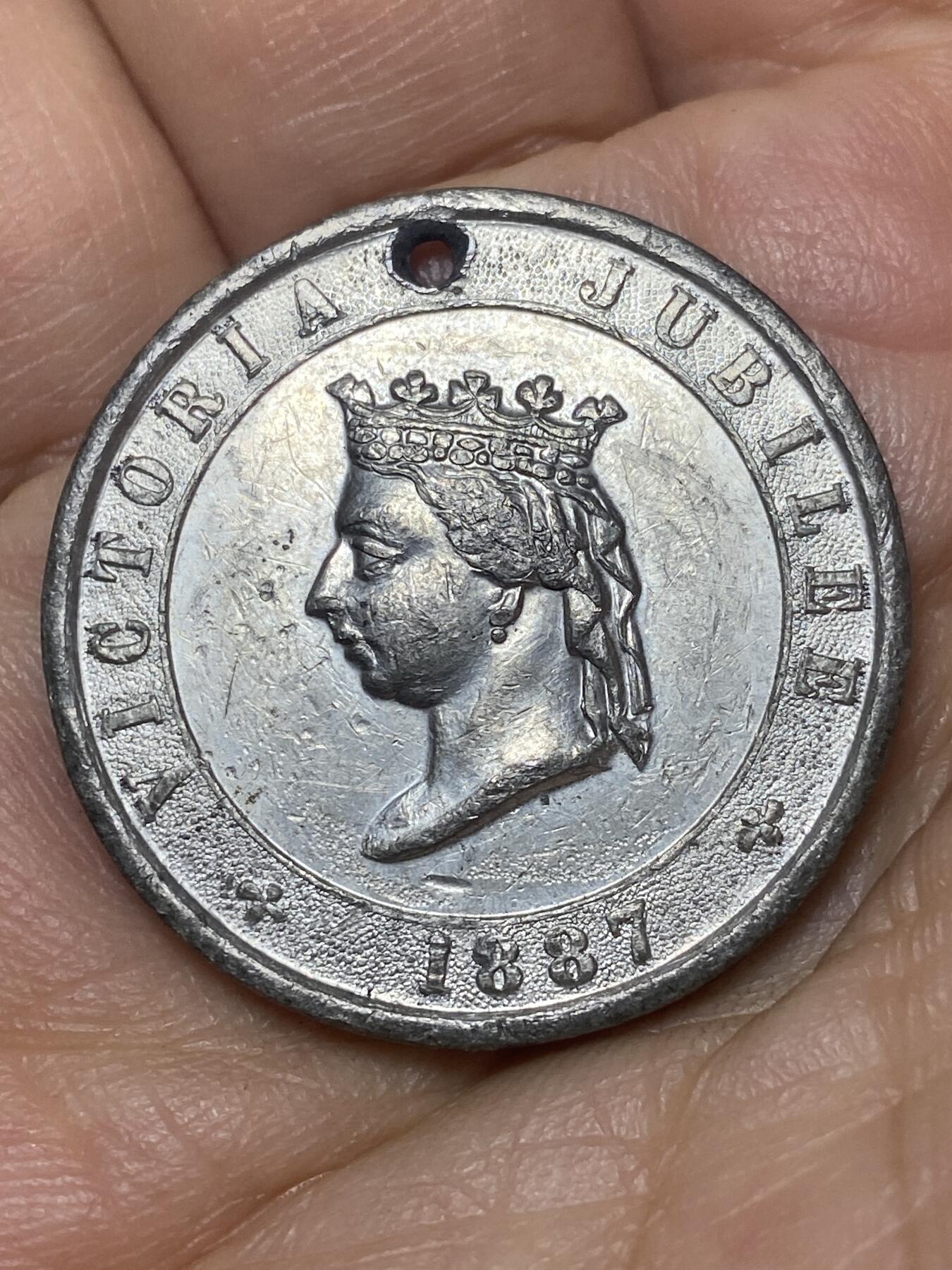 2026年第八场(总第一百七十七场）外国好品散币场(免佣金) 英国🇬🇧1887年纪念章(什罗普郡与北威尔士综合供应商店，维多利亚女王登基50周年金禧纪念章)