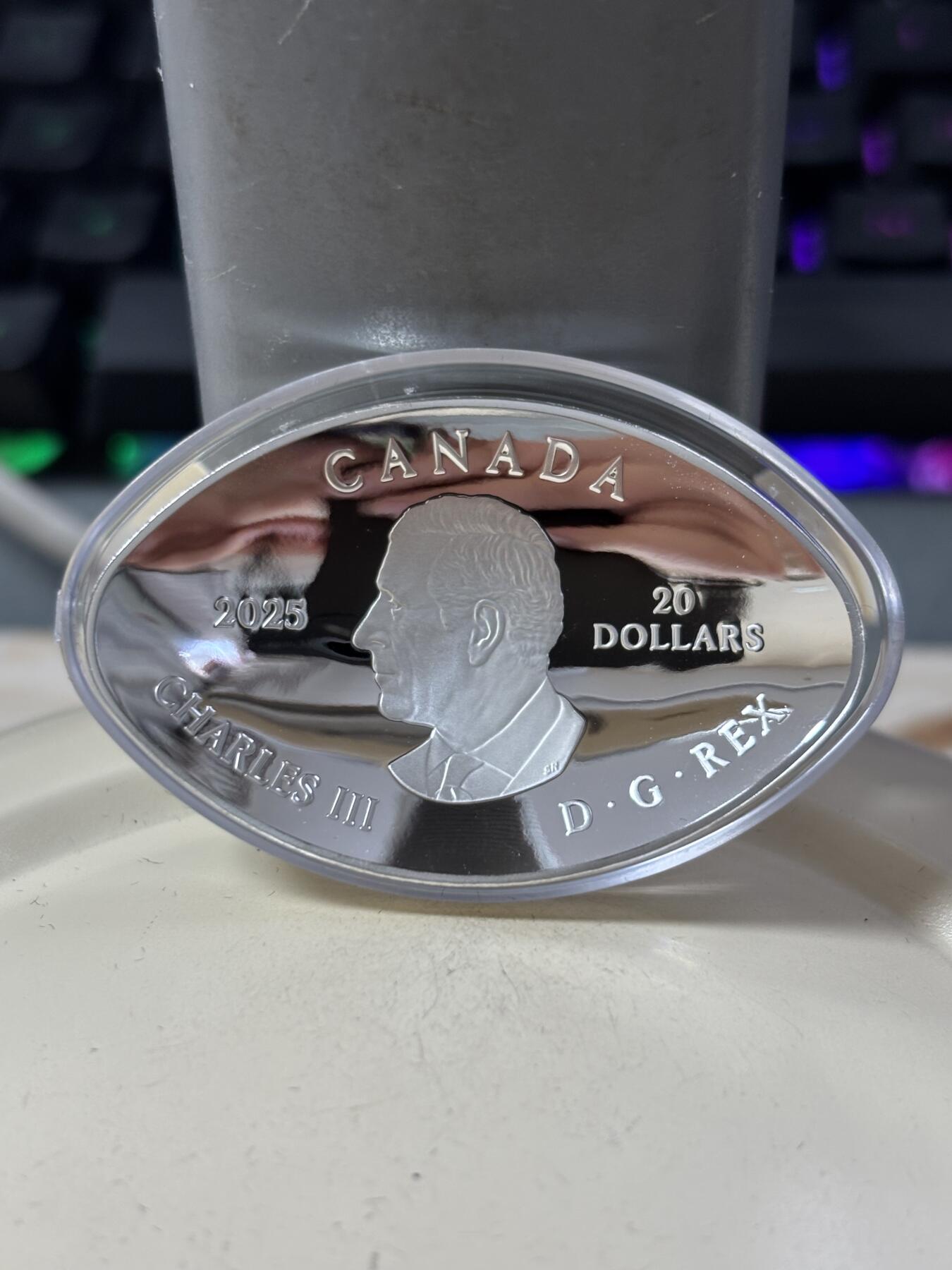 第188期拍卖 加拿大2025年恐龙之眼系列塔纳托龙1盎司椭圆形彩色银币，999银，发行8500枚