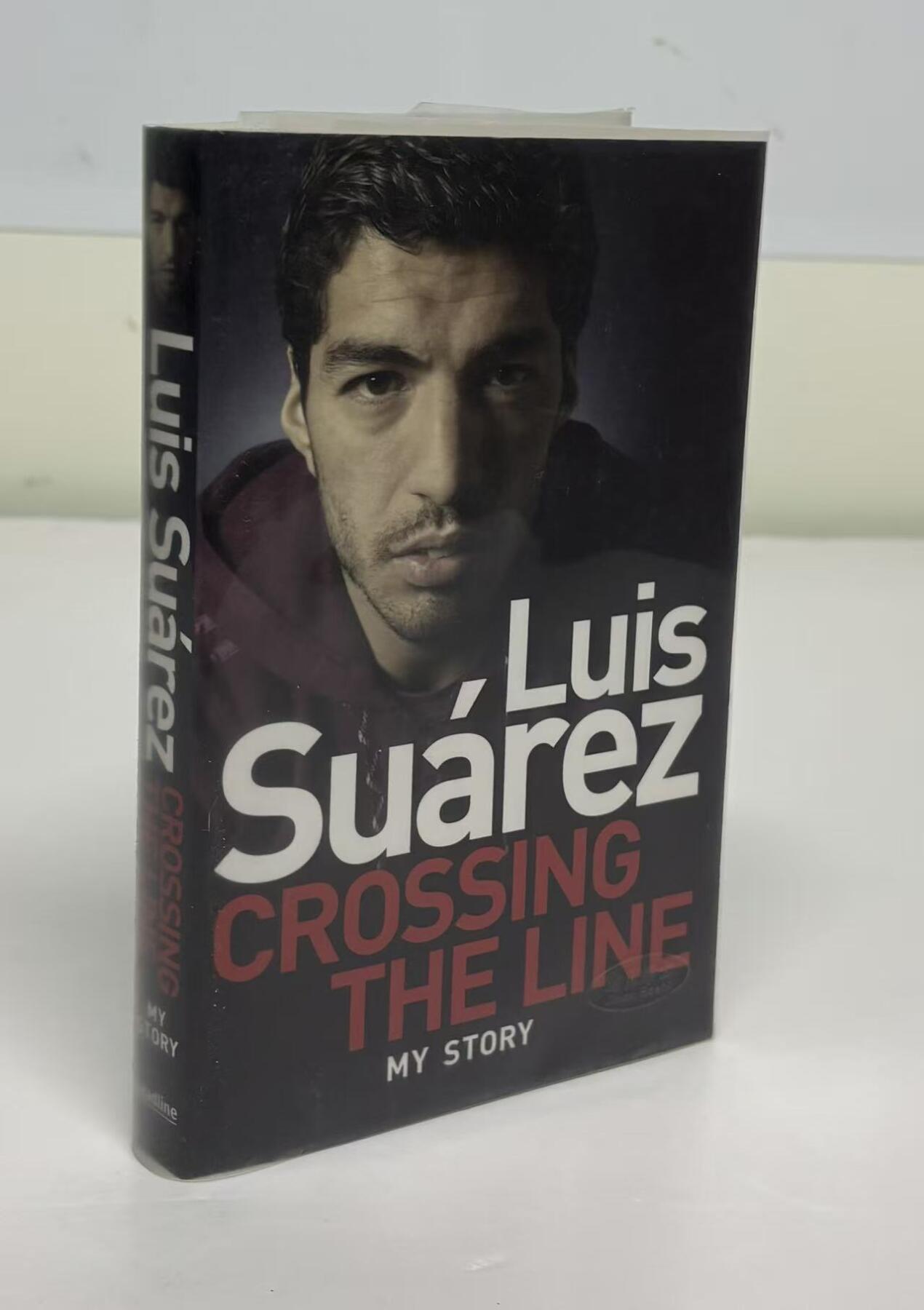 零元拍：龅牙苏 路易斯.苏亚雷斯亲笔签名自传《Crossing the line》
