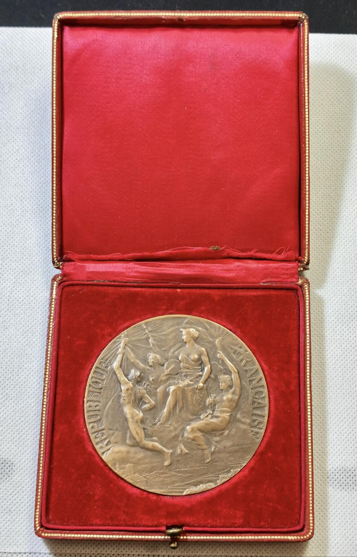 甄臻铺-世界币章拍卖（第48期）精品场拍品征集中，送拍享返佣金等优惠多多