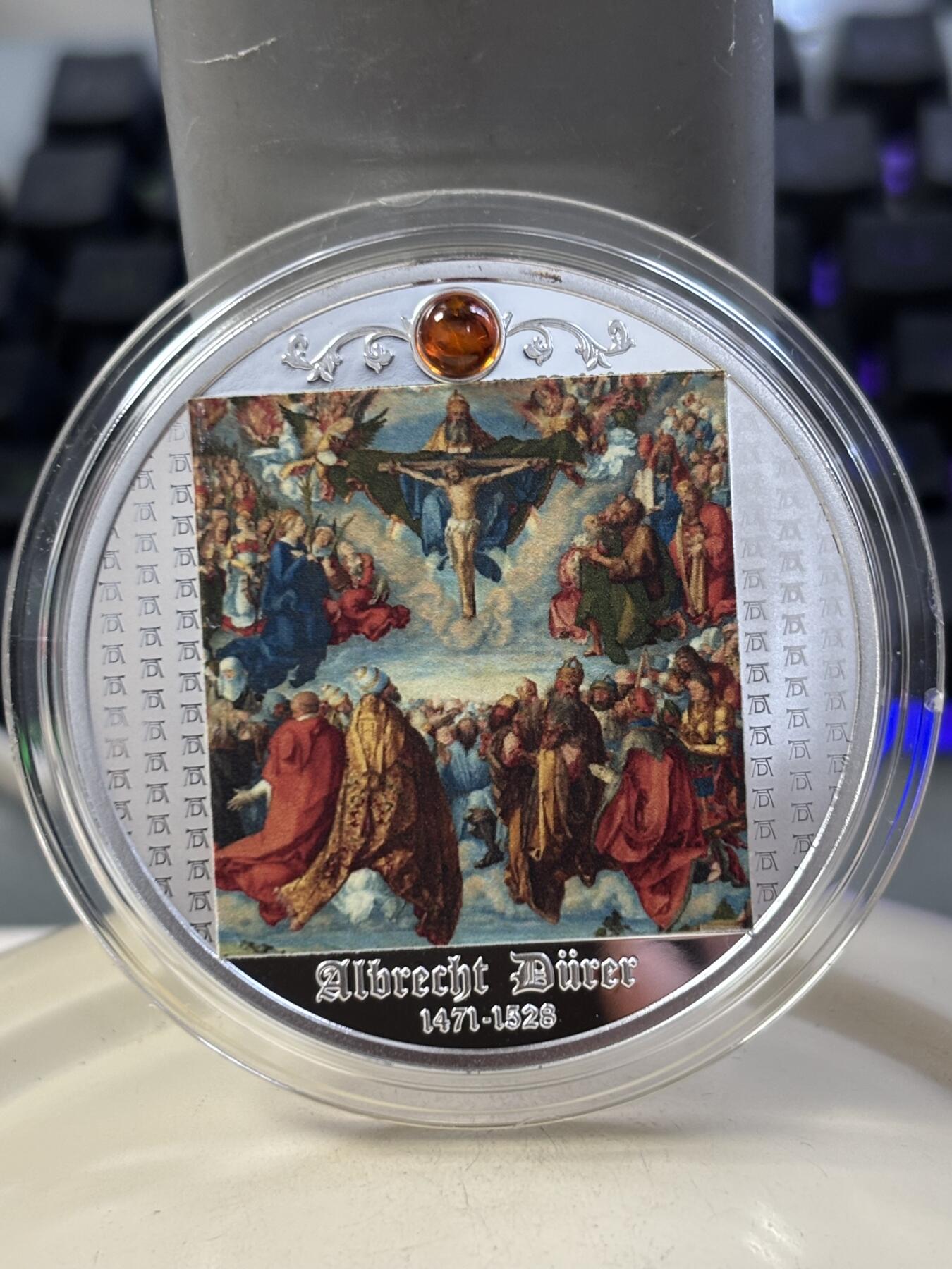 第188期拍卖 喀麦隆2021年丢勒名画三位一体崇拜镶嵌琥珀彩银币，999银，17.5克，发行550枚，塑料盒有碎
