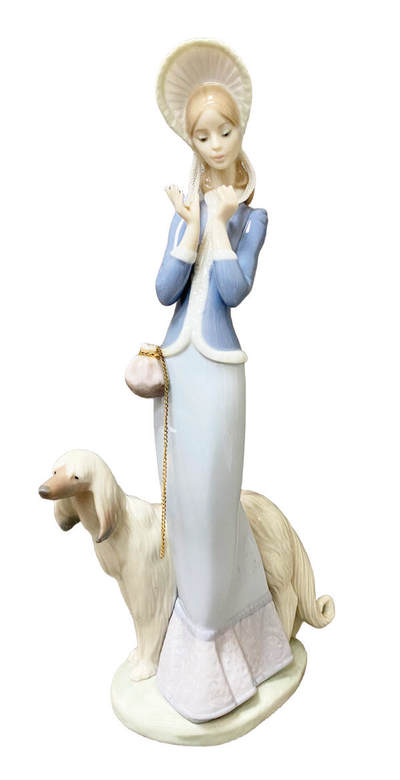 上海拍卖行2025年秋季古董珍玩拍卖会 - 西班牙雅致"贵妇与她的爱犬"人物瓷塑摆件(H:33.5cm)
