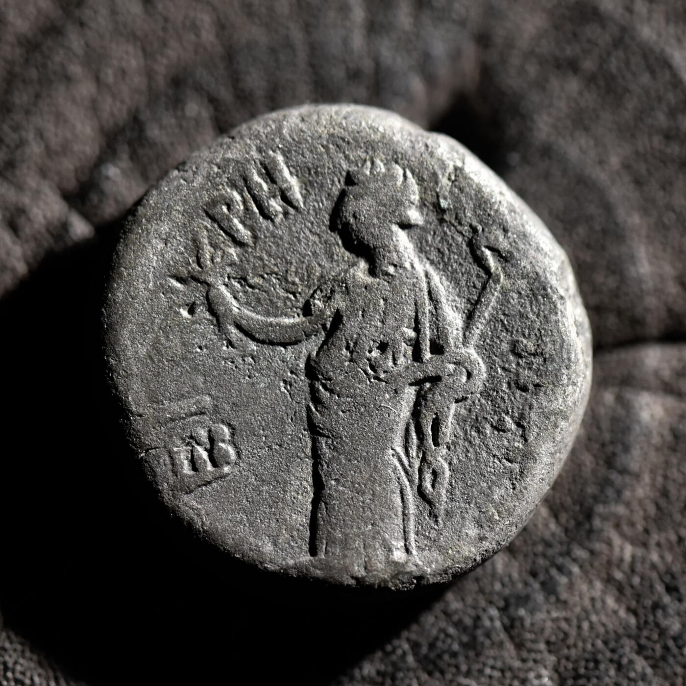 【良泉】【春节前最后一场】2月5日晚19.30点开拍！208组，本场结束后预存钱币的朋友请告知，将连同本场拍品一起邮寄，预祝诸位春节愉快！  【藏家出品A】13.03克，古罗马帝国，埃及行省，公元70年【少见】弗拉维王朝第一位皇帝韦斯巴芗，背希腊和平女神厄瑞涅 四德拉克马银币，亚历山大港造币厂打制