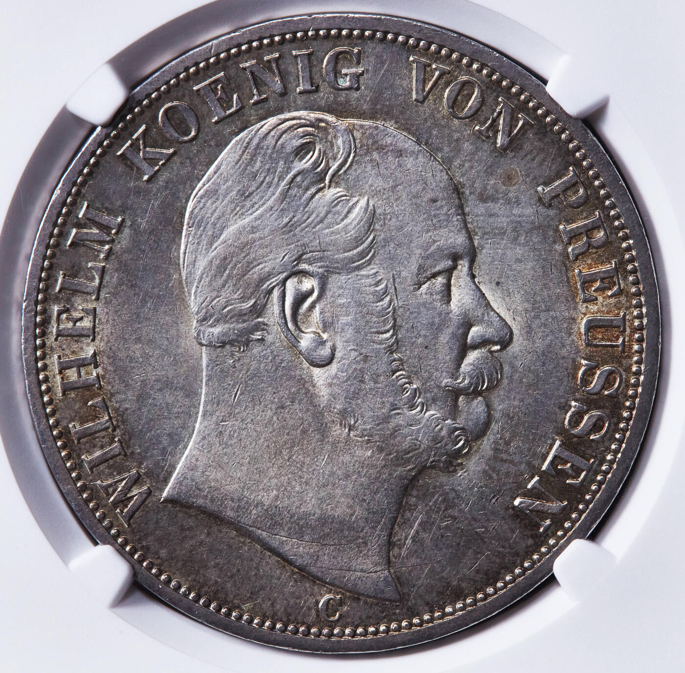 【俄甄集藏】“万象更新、马呈祥瑞”迎新春俄甄精品场-2026年(047)01-21 星期三 晚 19:30 全场包邮 德国普鲁士1867年威廉一世C版国徽2泰勒大银币，NGC MS62，名誉品种，黄油环彩老包浆，转光品相