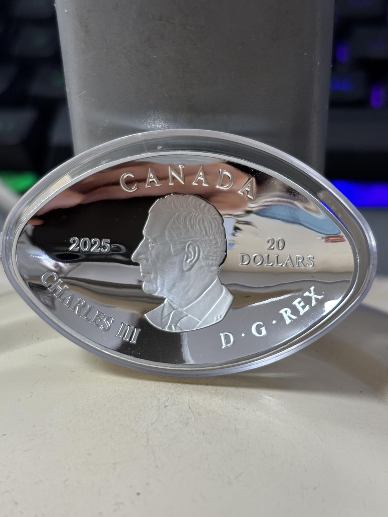 第188期拍卖 加拿大2025年恐龙之眼系列塔纳托龙1盎司椭圆形彩色银币，999银，发行8500枚