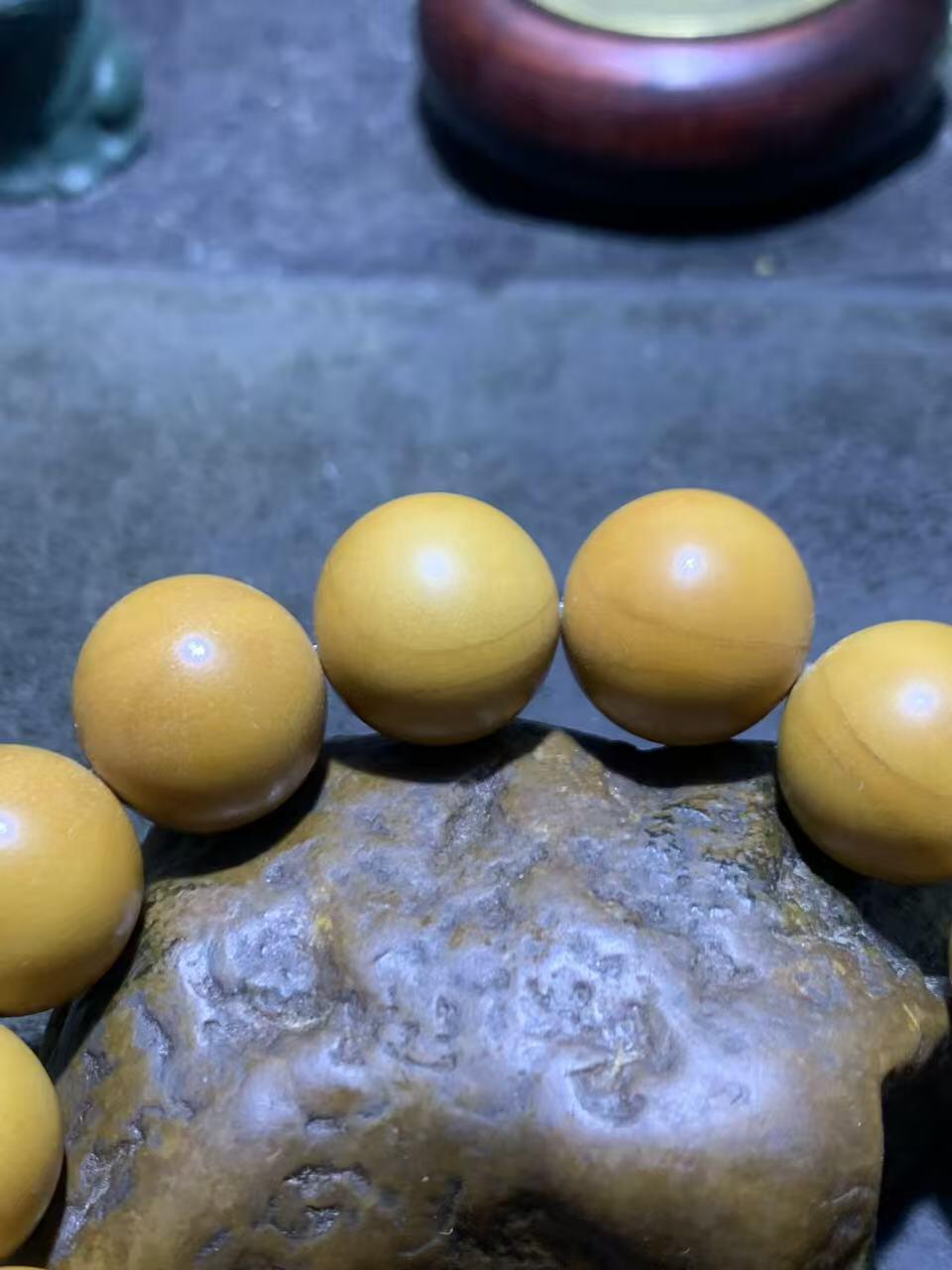 精美毕业级棱橄榄核圆珠手串一条，