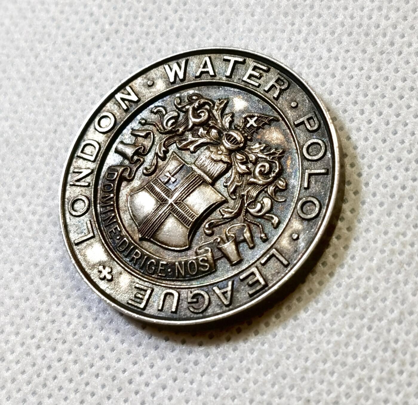 甄臻铺-世界币章拍卖（第48期）精品场拍品征集中，送拍享返佣金等优惠多多 1932年英国伦敦水球联盟LONDON WATER POLO LEAGUE颁发的纪念银章，直径32.2毫米，重17.1克。正面是盾形纹章和胜利女神雕像，背面刻有