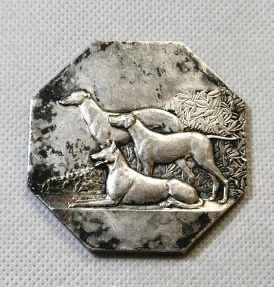 甄臻铺-世界币章拍卖（第48期）精品场拍品征集中，送拍享返佣金等优惠多多 - 法国19世纪犬业协会八角纪念章 局部黑色包浆或彩虹包浆 无边铭，铜章或者银章，请自辨 对边约50.4MM 重58.5克