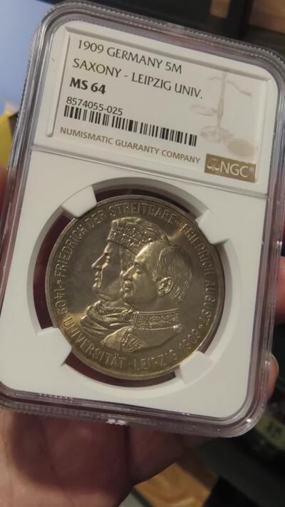 修遠堂世界钱币第101期 NGC MS64 1909年萨克森王国 “莱比锡大学 500 周年纪念” 5马克大银币 五彩