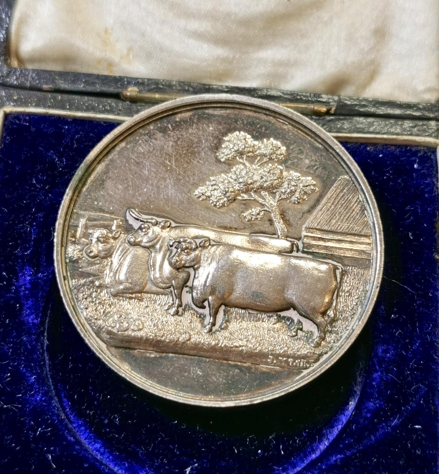 甄臻铺-世界币章拍卖（第48期）精品场拍品征集中，送拍享返佣金等优惠多多 1888年(吉祥年份)英国莫诺奎特农业协会颁发的银质奖章，直径45毫米，重42克。正面刻有三头牛和树木图案，背面环绕麦穗花环装饰，刻有