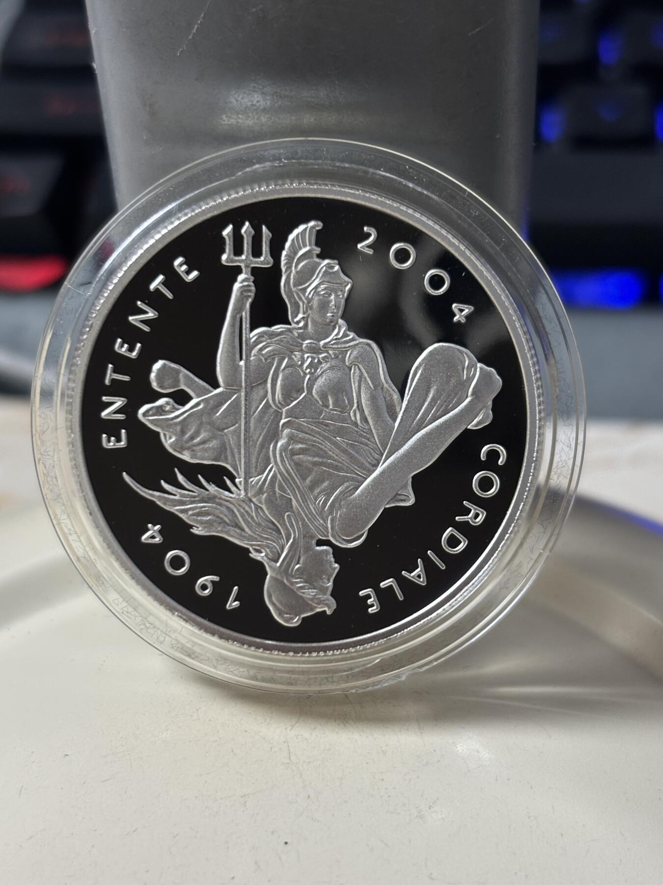 第188期拍卖 英国2004年英法友好协议100年精制加厚纪念银币，925银，56.56克，发行200枚，边缘有氧化