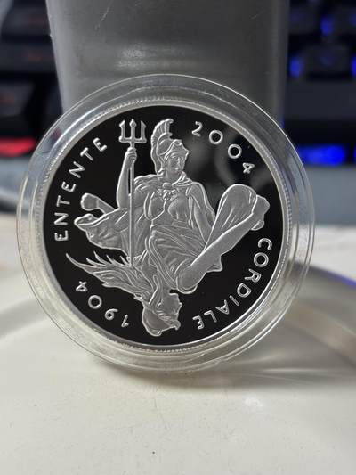 第188期拍卖 - 英国2004年英法友好协议100年精制加厚纪念银币，925银，56.56克，发行200枚，边缘有氧化