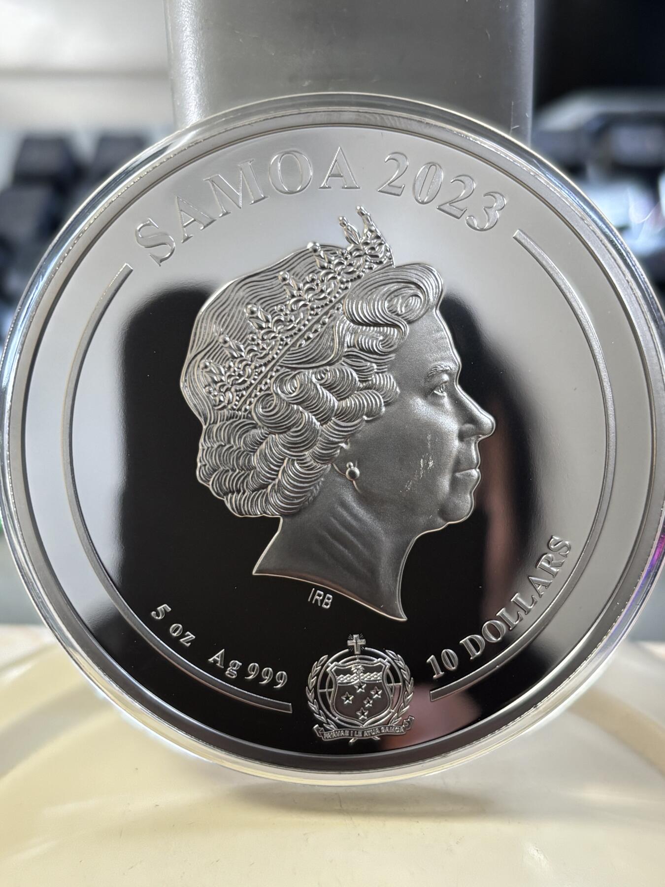 第188期拍卖 萨摩亚2023年指环王双塔奇谋5盎司钌化镀金银币,999银，发行199枚，女王脸上有瑕疵