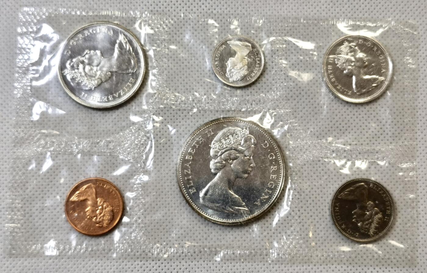 甄臻铺-世界币章拍卖（第48期）精品场拍品征集中，送拍享返佣金等优惠多多 加拿大1965年套币，原封状态品相完好，800银，合计含纯银34g左右，品相如图