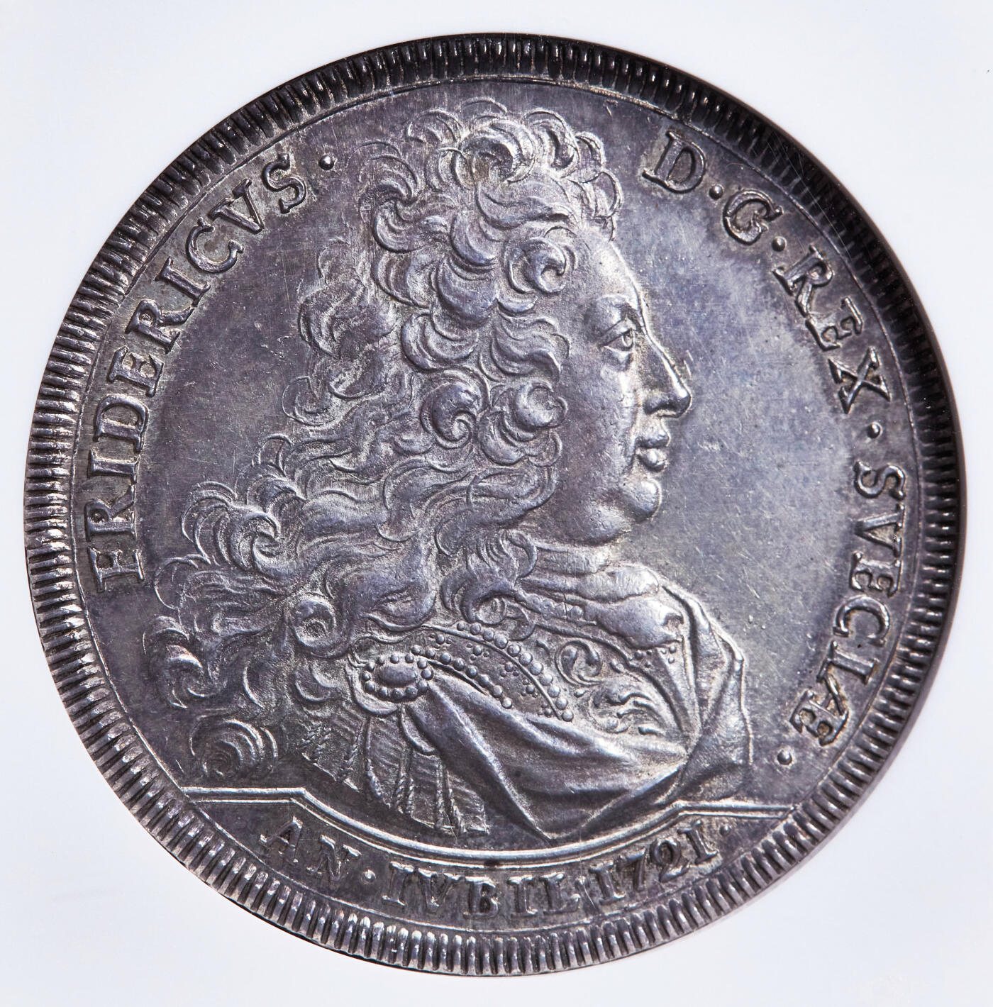 【俄甄集藏】“万象更新、马呈祥瑞”迎新春俄甄精品场-2026年(047)01-21 星期三 晚 19:30 全场包邮 瑞典1721年弗雷德里克一世纪念瑞典脱离卡尔玛联盟200周年1里斯克达勒大银币，NGC MS62，名誉品种，顶级灰浆酱彩老包浆，设计精美，状态佳