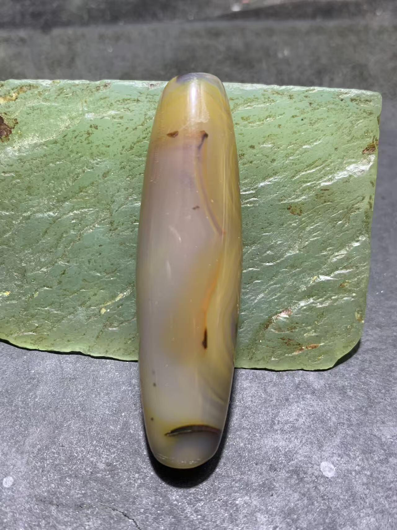 巴西玛瑙千层纹随形桶珠一个，