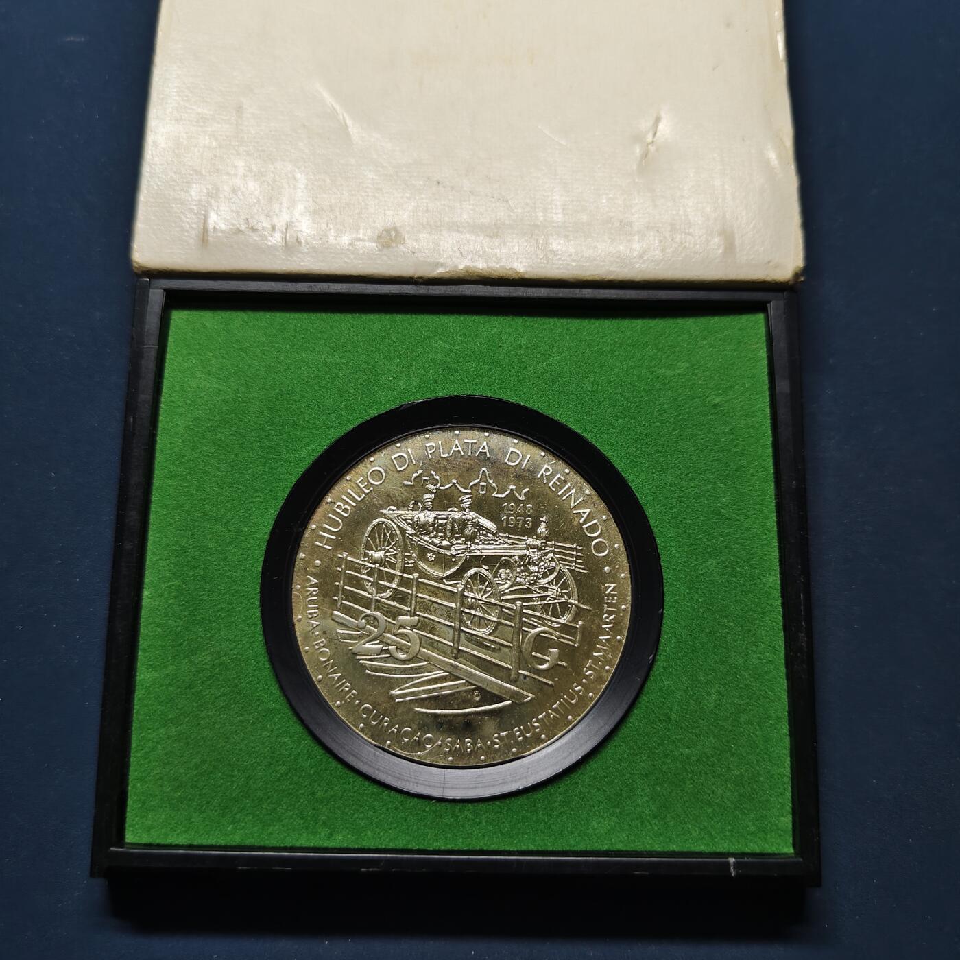 【全场包邮】纯粹捡漏拍495场-持续更新中 荷属安德列斯1973年25盾朱莉安娜女王登基25周年精制纪念银币-盒证全【45毫米42.12克，纯银价约779元（按20元银价折算）】