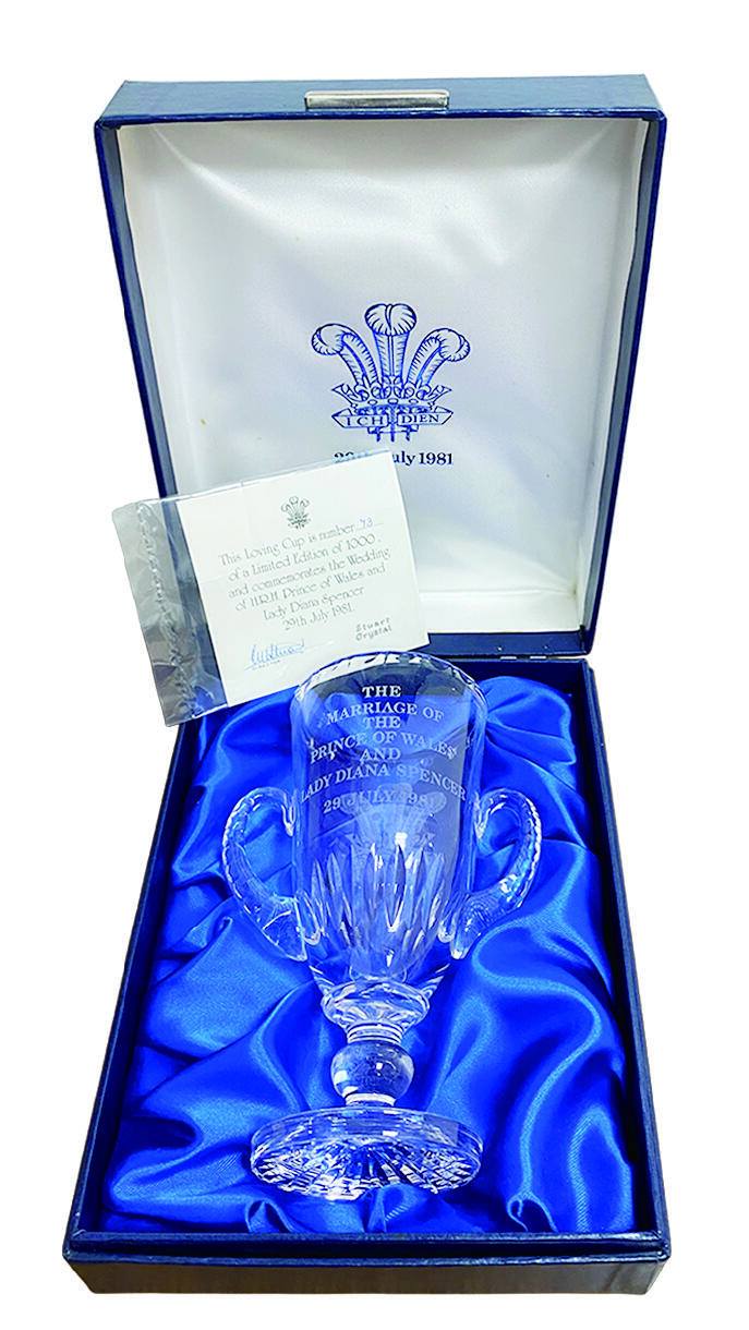上海拍卖行2025年秋季古董珍玩拍卖会 1981年英国Staurt为庆祝查尔斯王子(现任英国国王)婚礼特制水晶纪念杯(H:17.5cm,限量73/1000,附证书,原装盒)