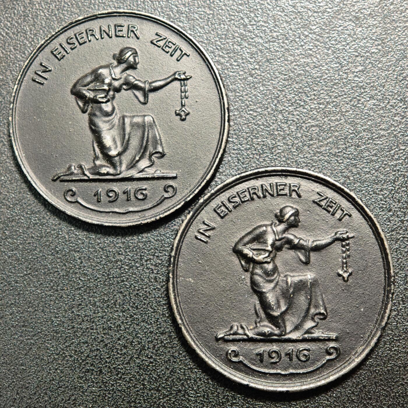 【德藏】世界币章拍卖第162期（拍品征集中~欢迎藏友联系） 2枚一组 带盒 1916年 德国一战动员“以金换铁”爱国捐献纪念铁章（也常称“Hosaeus纪念章”）这是一战时期德国政府为筹措战争资金推出的官方纪念物 经典品种 直径约：40mm,40.1mm；重约：17.2g,17.8g
