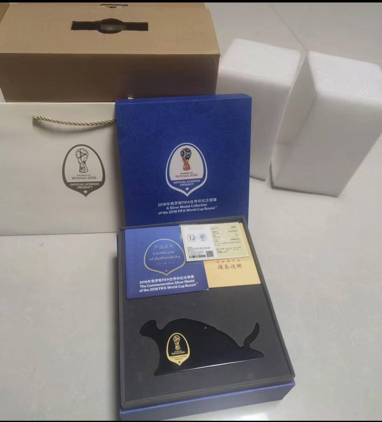 洪涛臻品批发群 精选邮票限时拍卖第1228期  2018年俄罗斯FIFA世界杯纪念银章摆件，官方授权，带原装礼盒、合格证、保养说明、收藏证书，全套齐全。银章重21g，含银量99.9%，做工精致，收藏价值高，适合送礼或自用收藏。  全新拆封未使用，保存完好，盒子和配件都在《此拍品包邮》