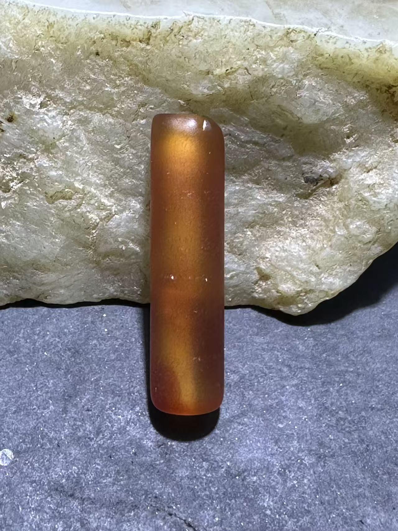 高玉化酒红色缠丝玛瑙通货直桶，桶珠一颗，