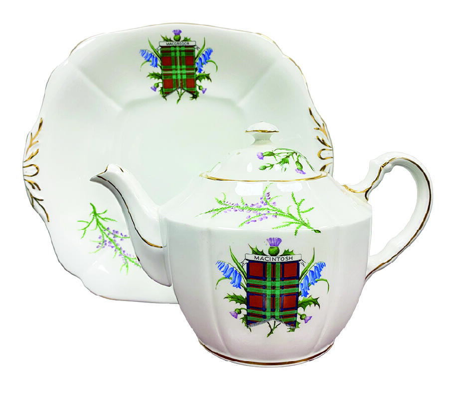 上海拍卖行2025年秋季古董珍玩拍卖会 英国Adderley(皇室御用品牌始于1775年)茶壶配托盘(图中麦格雷戈是英足联赛首席主席)