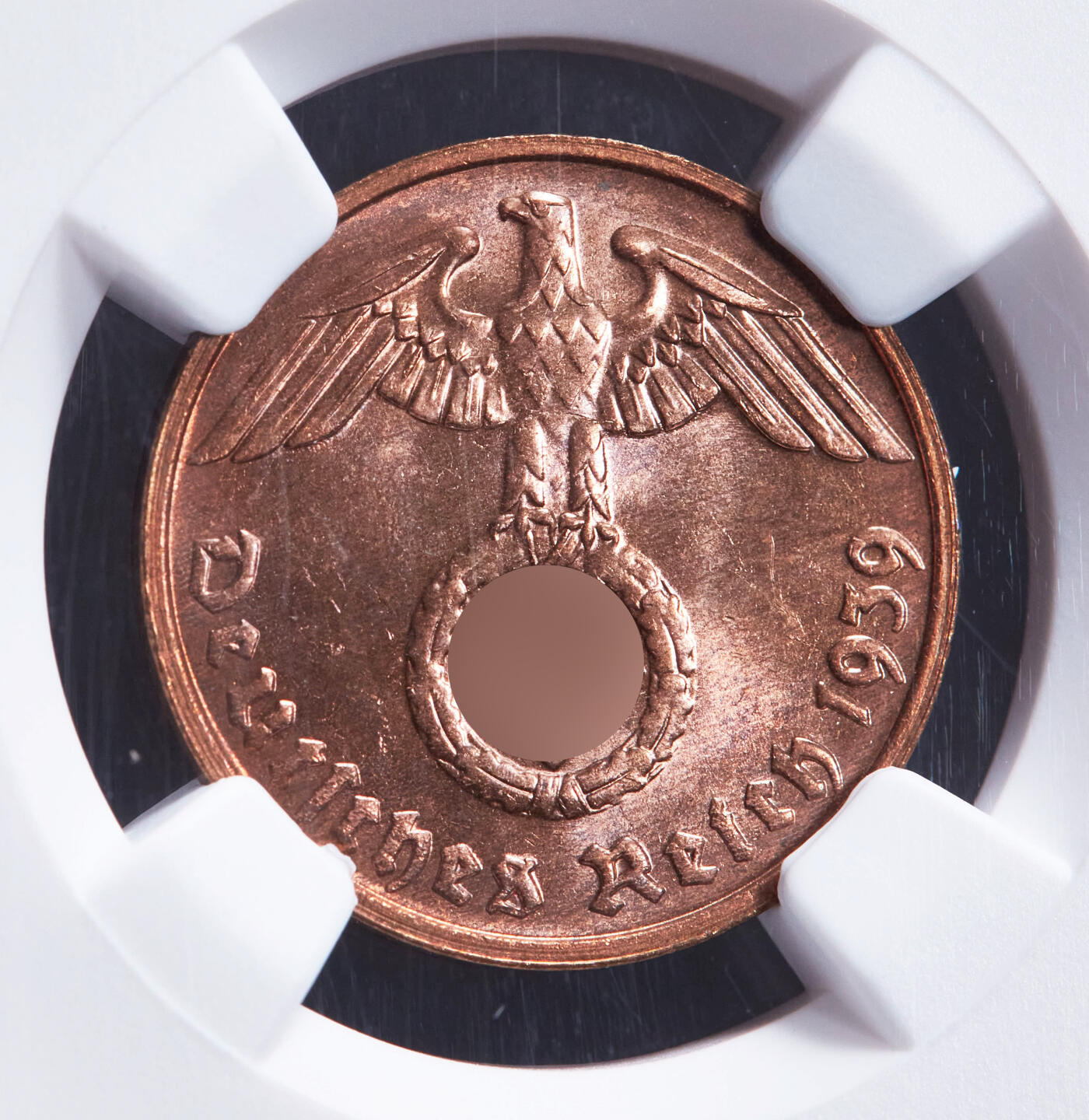 【俄甄集藏】“万象更新、马呈祥瑞”迎新春俄甄精品场-2026年(047)01-21 星期三 晚 19:30 全场包邮 德国第三帝国1939年G版2芬尼铜币，NGC MS64RB，原铜色转光品相，原图联系客服或者查询相关官网查看