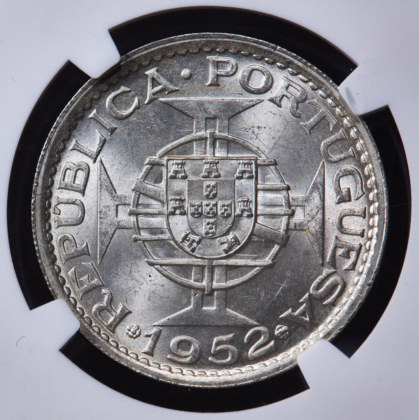 【俄甄集藏】“万象更新、马呈祥瑞”迎新春俄甄精品场-2026年(047)01-21 星期三 晚 19:30 全场包邮 葡属澳门1952年5元银币，NGC MS64，转光品相，经典品种