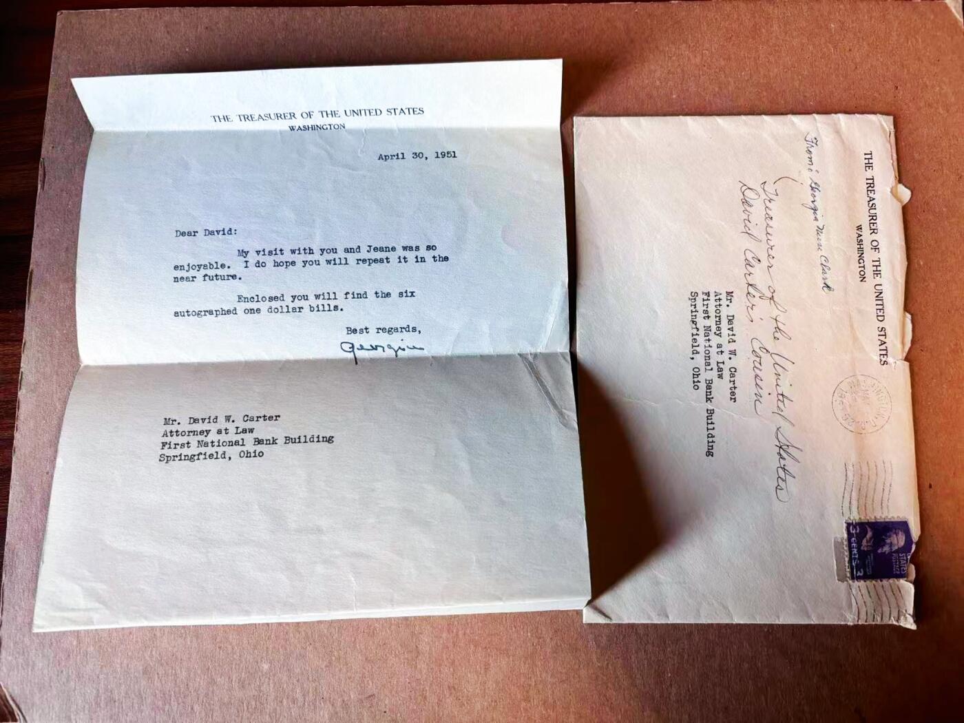 【Blue Auction】世界纸币精拍第776期——18级TOP拍卖/信誉/品质/专业/高效💫 位于华盛顿美国财政部原装信封及信纸 信件写于1951年 该信是美国历史上首位女性司库长克拉克——Georgia Neese Clark（1898-1995）寄给财政部长的一个表亲的 信内信息显示 最初信封内是含克拉克六张亲笔签名的美国1935D 1美金银币券纸币 现存3枚（亲笔签名和纸币上司库长同一人非常有意义）