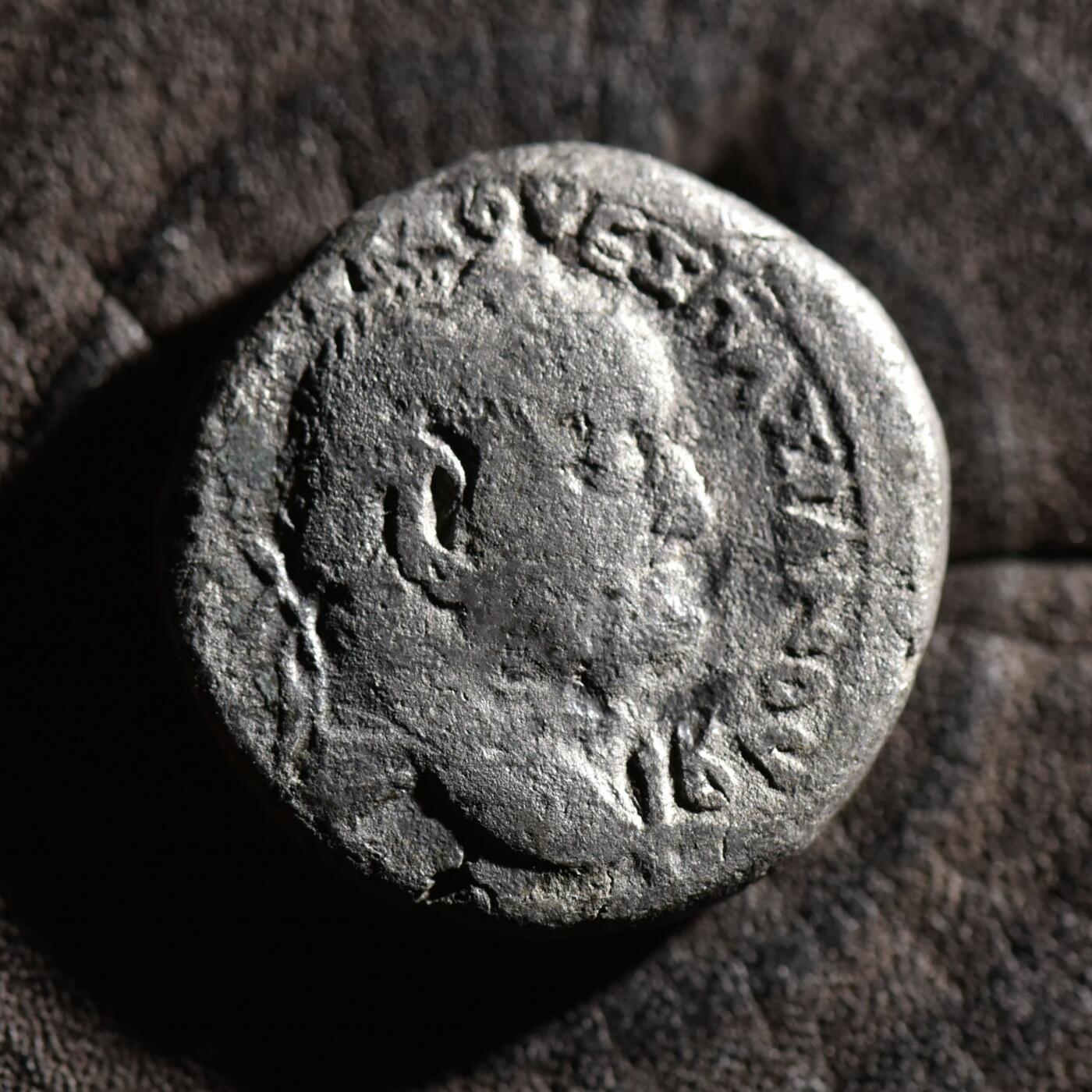 【良泉】【春节前最后一场】2月5日晚19.30点开拍！208组，本场结束后预存钱币的朋友请告知，将连同本场拍品一起邮寄，预祝诸位春节愉快！  【藏家出品A】13.03克，古罗马帝国，埃及行省，公元70年【少见】弗拉维王朝第一位皇帝韦斯巴芗，背希腊和平女神厄瑞涅 四德拉克马银币，亚历山大港造币厂打制