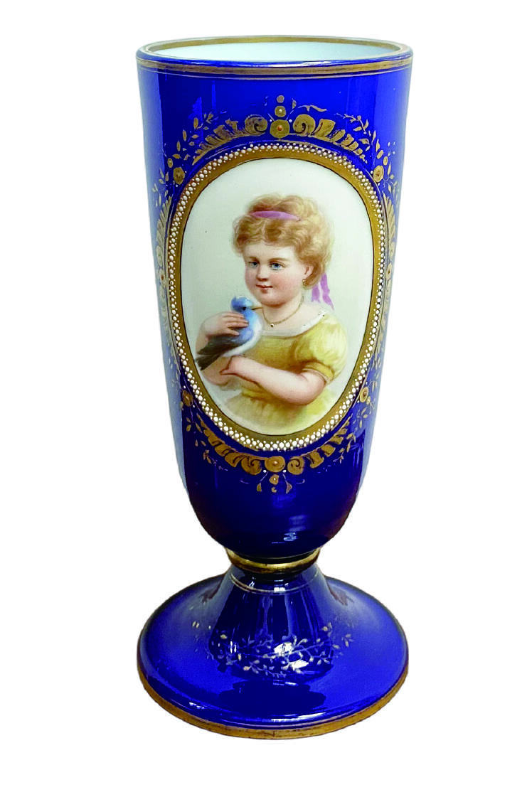 上海拍卖行2025年秋季古董珍玩拍卖会 19世纪英国维多利亚时期手绘人物肖像珐琅鎏金点珠皇家蓝套色花瓶(H:19cm)