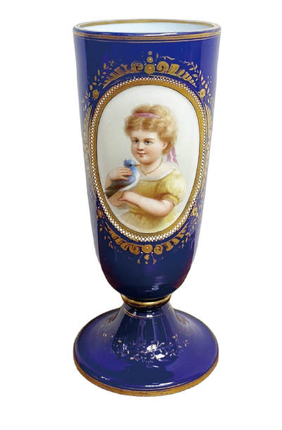 上海拍卖行2025年秋季古董珍玩拍卖会 - 19世纪英国维多利亚时期手绘人物肖像珐琅鎏金点珠皇家蓝套色花瓶(H:19cm)
