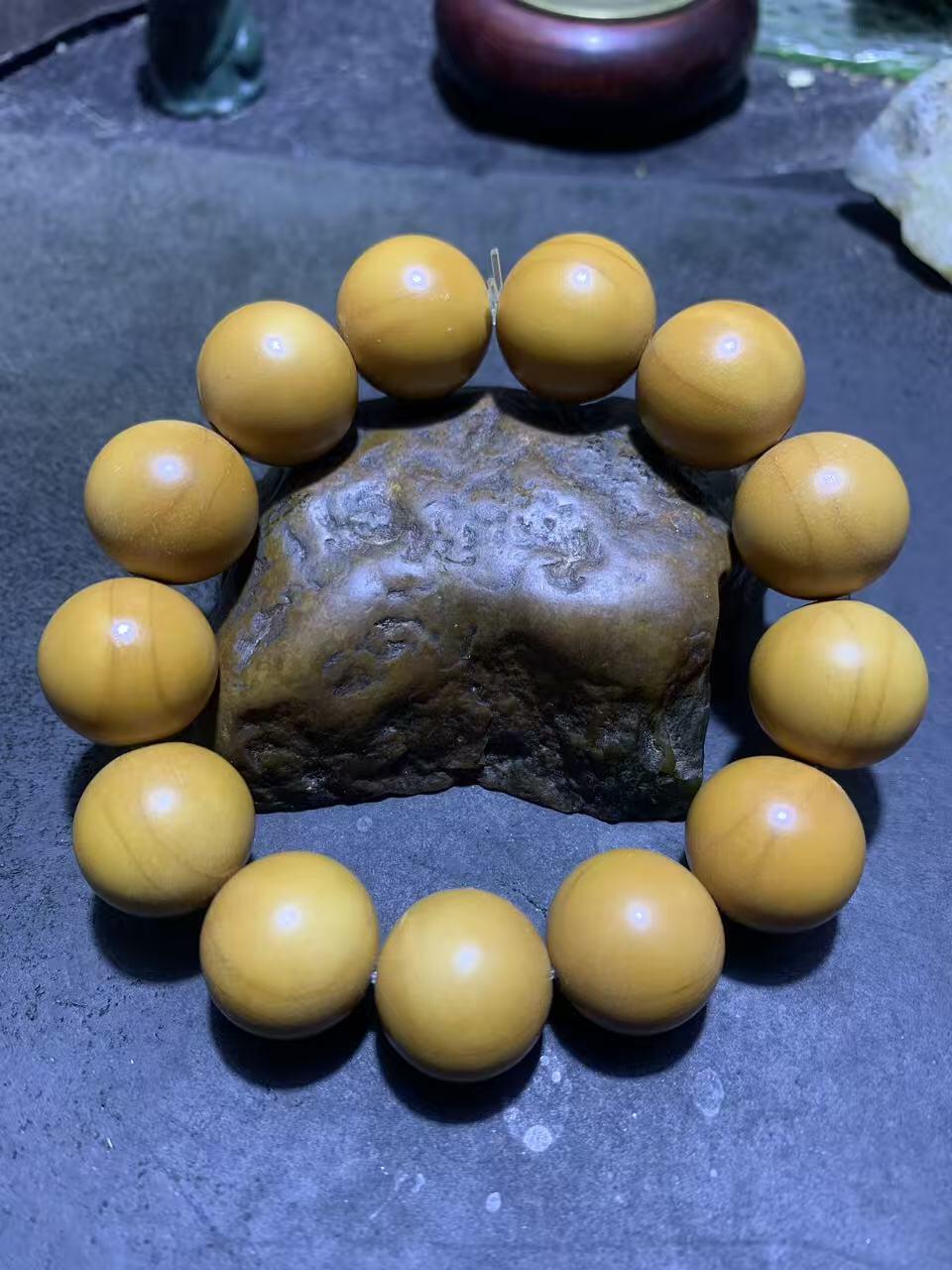 精美毕业级棱橄榄核圆珠手串一条，