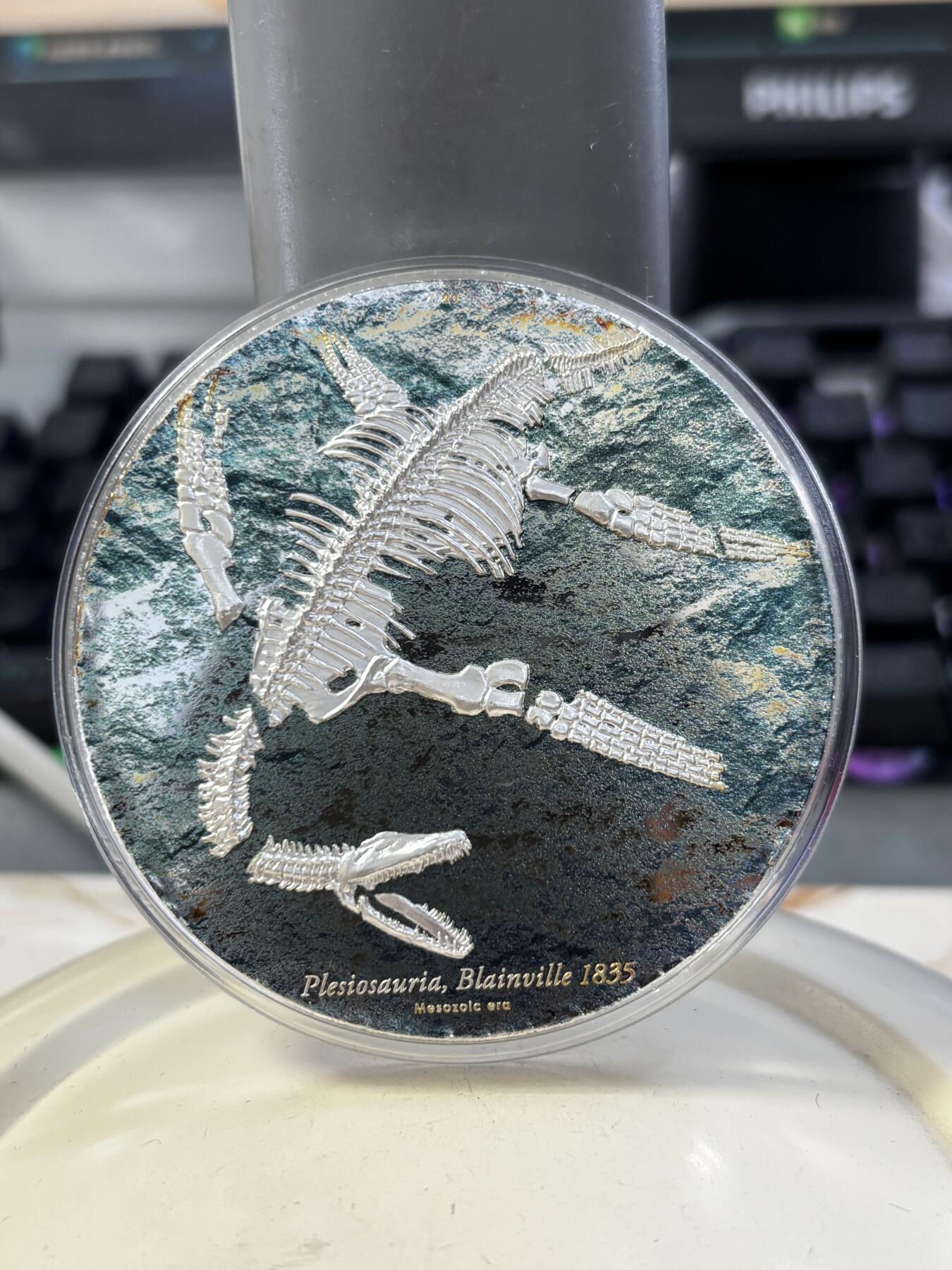 第188期拍卖 蒙古2020年恐龙化石系列3蛇颈龙高浮雕3盎司彩银币，999银，发行999枚，没有外面纸套