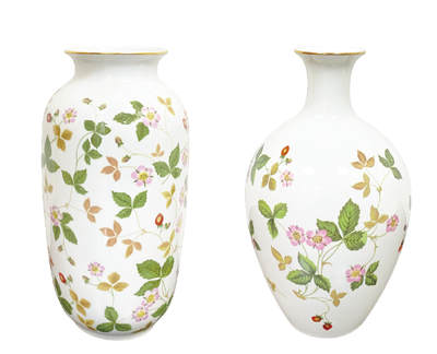 上海拍卖行2025年秋季古董珍玩拍卖会 - 英国Wedgwood野草莓系列大花瓶(H:27cm,H:25cm,全新,两种款式全)