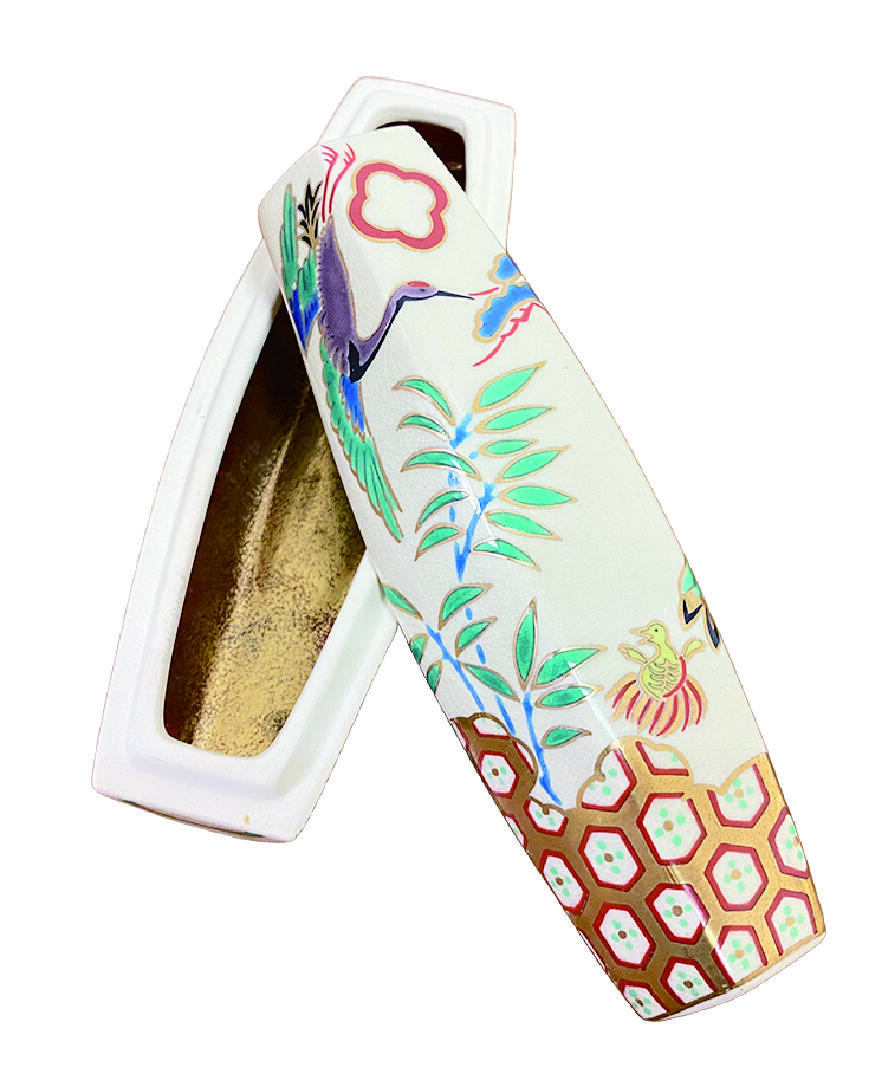 上海拍卖行2025年秋季古董珍玩拍卖会 日本仁清风作桃罔堂香盒(L:13.5cm,原装盒)