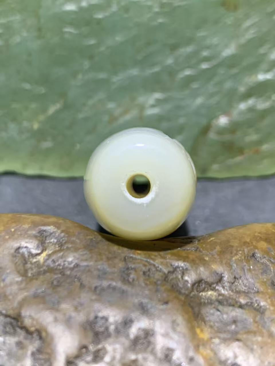 精美亚光高玉化千层纹缠丝玛瑙手工俏色巧雕一心向佛意境桶珠一个