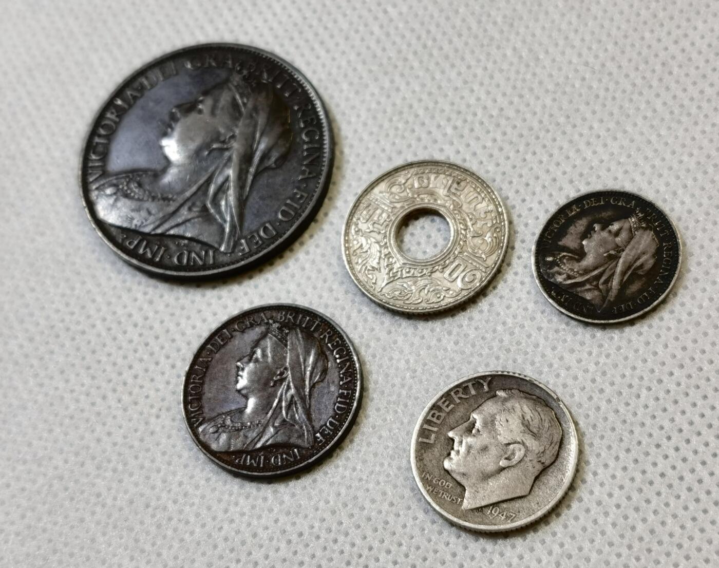 甄臻铺-世界币章拍卖（第48期）精品场拍品征集中，送拍享返佣金等优惠多多 五枚一组，罗斯福10分银币、泰国萨当银币、维多利亚三便士银币、1便士大铜币、1法新铜币