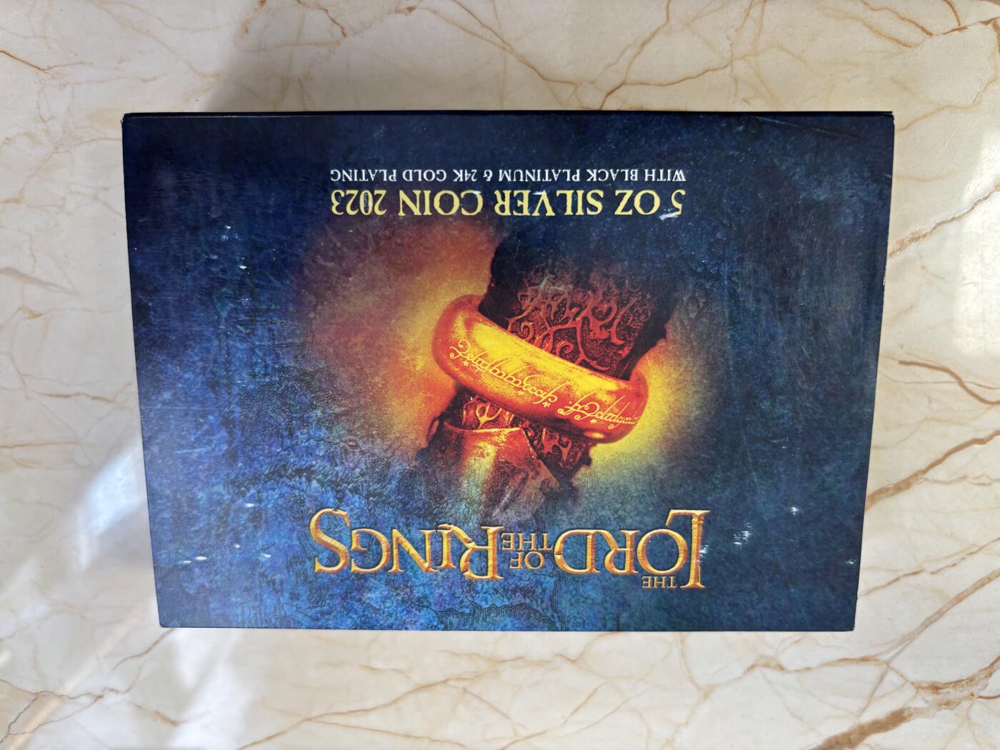 第188期拍卖 萨摩亚2023年指环王双塔奇谋5盎司钌化镀金银币,999银，发行199枚，女王脸上有瑕疵