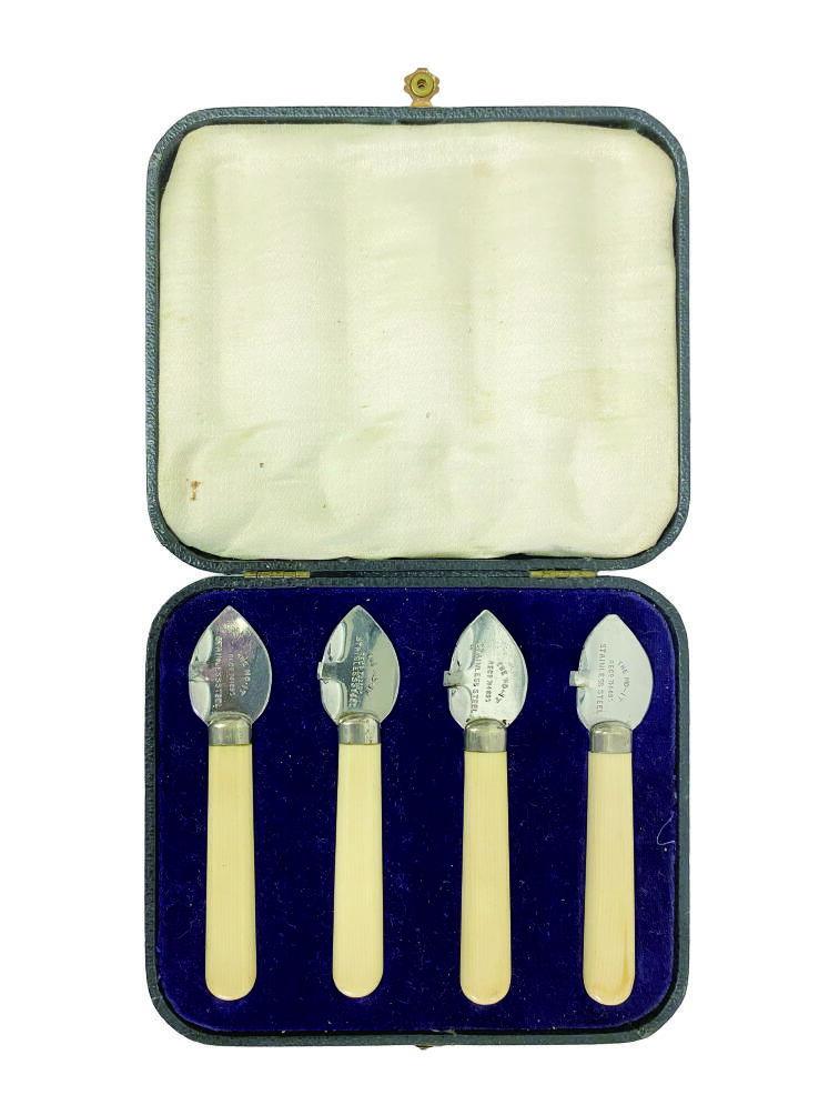 上海拍卖行2025年秋季古董珍玩拍卖会 20世纪中期英国贝类海鲜餐具(原装盒)