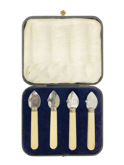 上海拍卖行2025年秋季古董珍玩拍卖会 - 20世纪中期英国贝类海鲜餐具(原装盒)