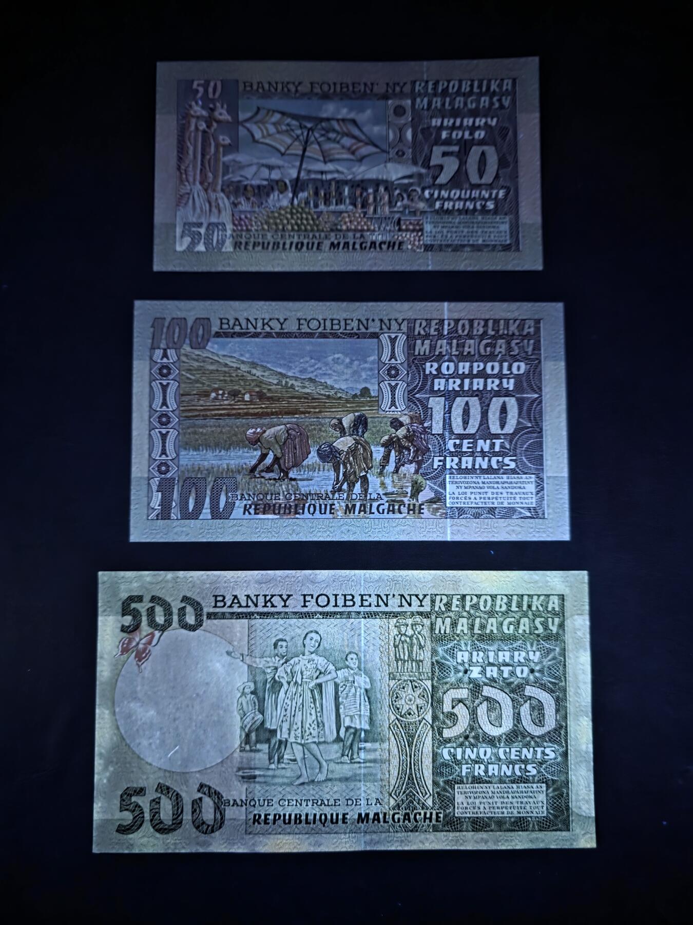 叁拾收藏第34期 马达加斯加70年代3张  UNC（500有压痕）