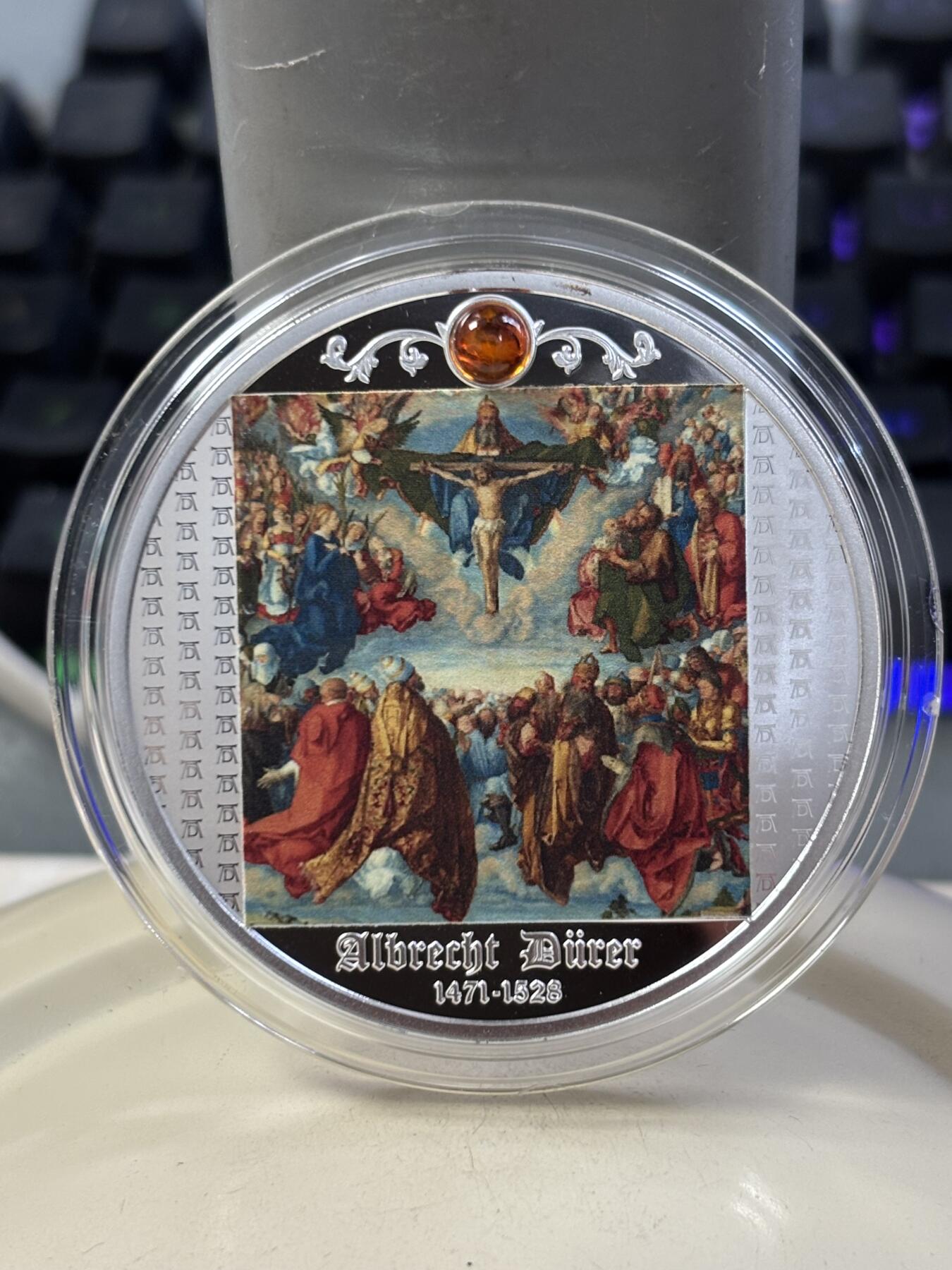 第188期拍卖 喀麦隆2021年丢勒名画三位一体崇拜镶嵌琥珀彩银币，999银，17.5克，发行550枚，塑料盒有碎