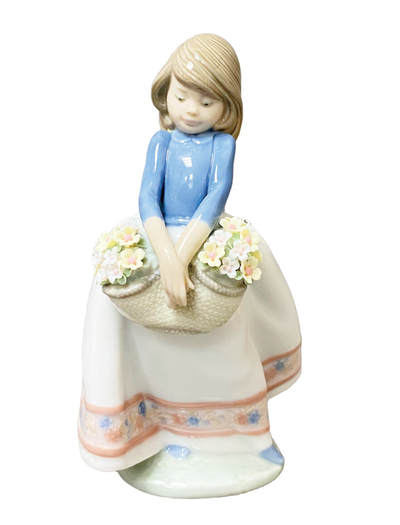 上海拍卖行2025年秋季古董珍玩拍卖会 - 西班牙雅致"满载而归"人物瓷塑摆件(H:17.5cm)