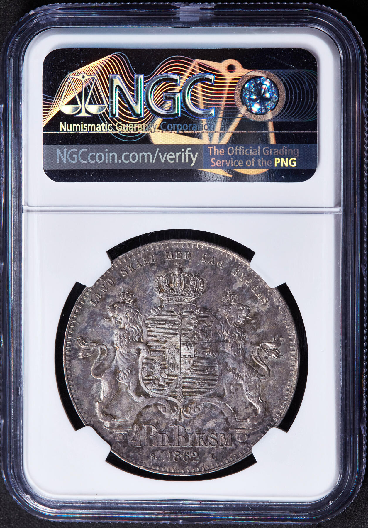 【俄甄集藏】“万象更新、马呈祥瑞”迎新春俄甄精品场-2026年(047)01-21 星期三 晚 19:30 全场包邮 瑞典王国1862年卡尔十五世ST LA版斯德哥尔摩厂4里斯克达勒双狮大银币，NGC MS63，酱彩老包浆，原光品相，经典品种