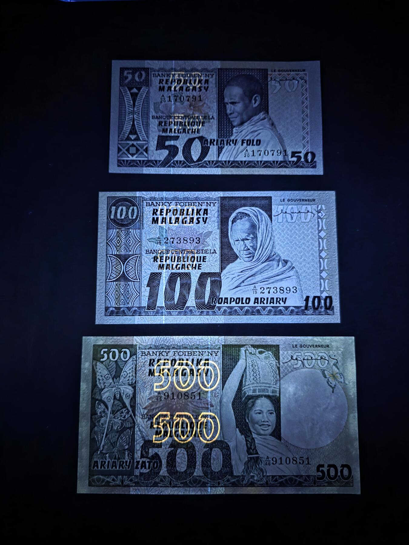 叁拾收藏第34期 马达加斯加70年代3张  UNC（500有压痕）