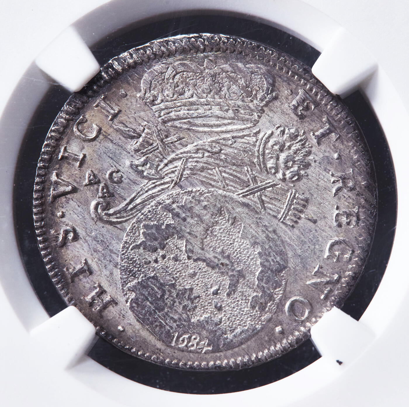 【俄甄集藏】“万象更新、马呈祥瑞”迎新春俄甄精品场-2026年(047)01-21 星期三 晚 19:30 全场包邮 西属意大利那不勒斯王国1684年卡洛斯二世AGA版1塔里双柱地球银币，NGC MS64，顶级品相，底板凝霜，打制清晰，细节犀利，稀有品种，酱彩老包浆