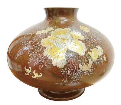 上海拍卖行2025年秋季古董珍玩拍卖会 - 日本黄铜金银刻花卉大赏瓶(H:27,直径:34cm)