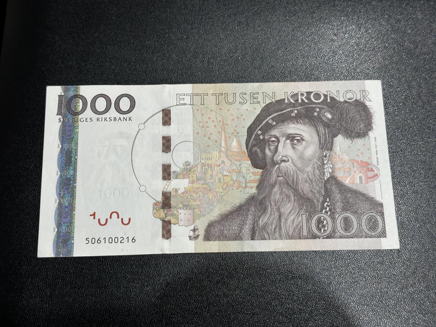 《外钞收藏家》第六百零三期（精选场）（本平台长期征集拍品、欢迎藏友们联系合作） 2005年瑞典1000克朗 AU品相 无47 边上有小裂口